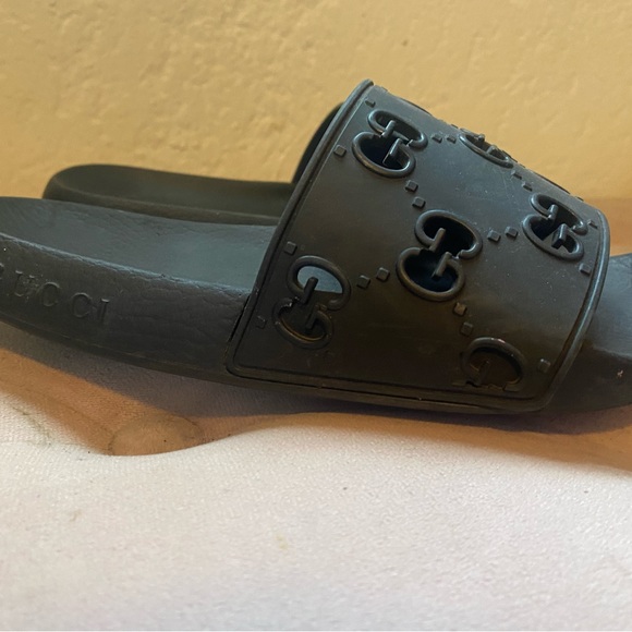 Gucci women’s pursuit GG Slide Sandals - Picture 4 of 7
